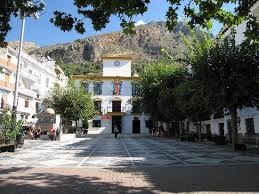 Plaza del Ayuntamiento y el mismo, con la montaña 